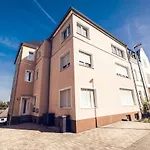 Апартаменты Design Zentral Fuer 6 In Andernach: Ausblick, Wifi, Kueche Андернах