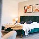 Design Zentral Fuer 6 In Andernach: Ausblick, Wifi, Kueche