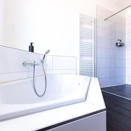 Design Zentral Fuer 6 In Andernach: Ausblick, Wifi, Kueche *