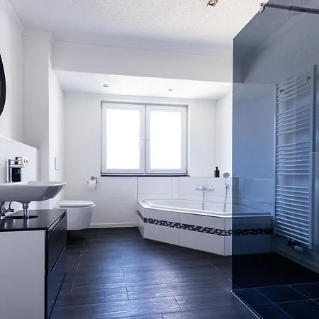 Design Zentral Fuer 6 In Andernach: Ausblick, Wifi, Kueche